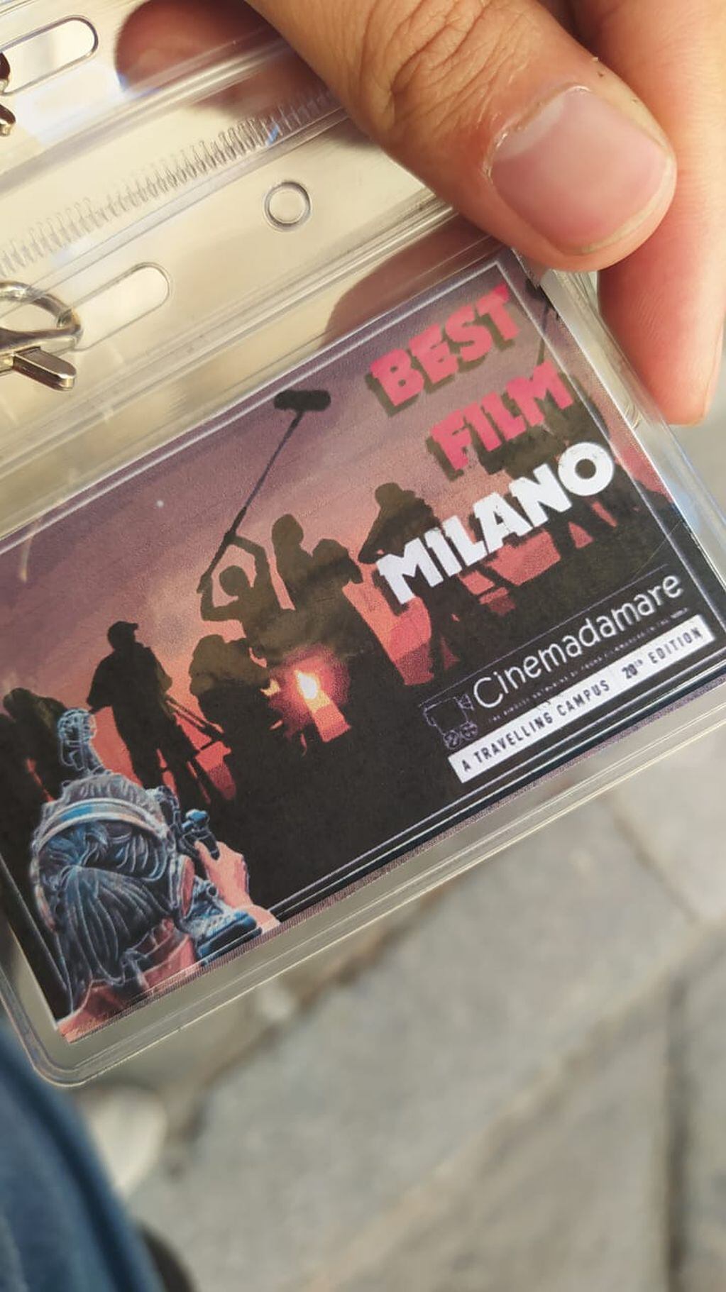 El reconocimiento por el primer premio obtenido al mejor corto, en Milán
