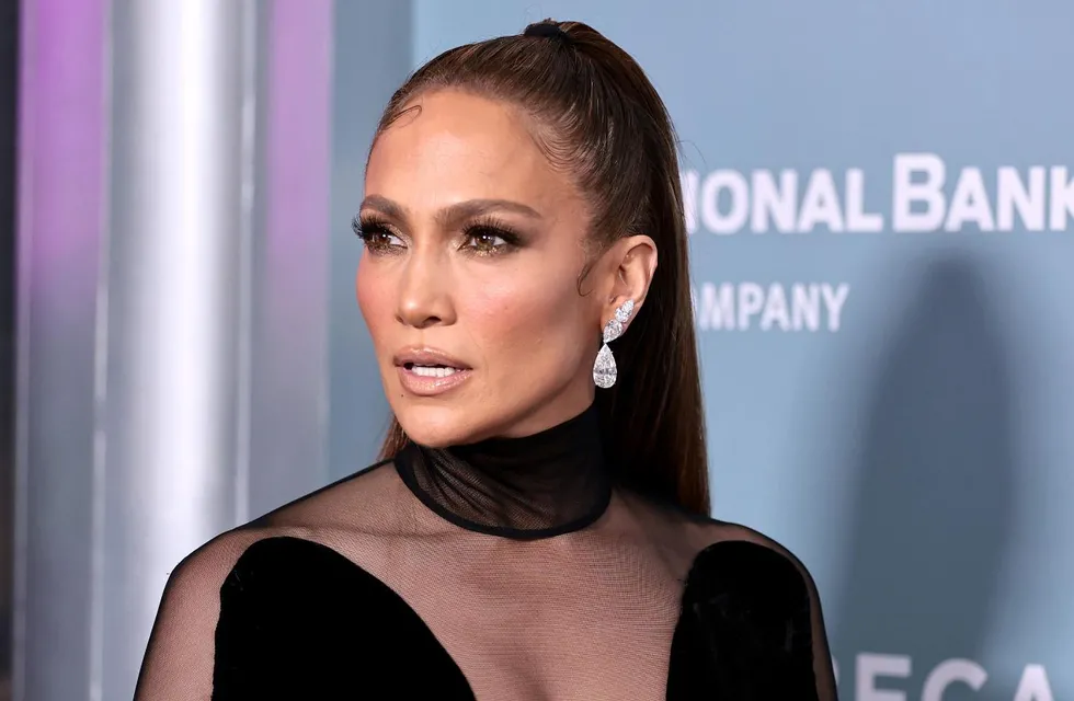 Jennifer Lopez se quitó toda la ropa y causó furor en las redes sociales.