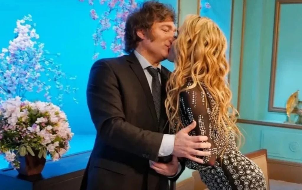 El presidente fue al show de su novia y protagonizaron un apasionado beso