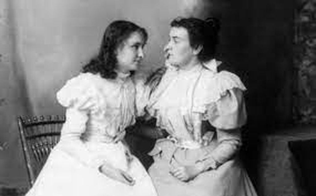 Helen Keller y su profesora, Anne Sullivan.