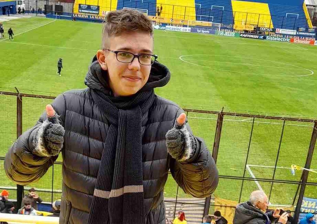 Valentín Torres Erwele, el joven de 17 años "influencer" apasionado por el fútbol argentino.