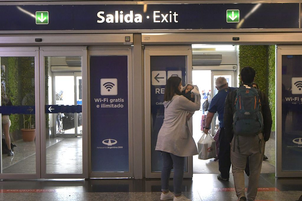 Para viajar a España es necesario trasladarse primero desde Mendoza a Ezeiza. - Orlando Pelichotti / Los Andes