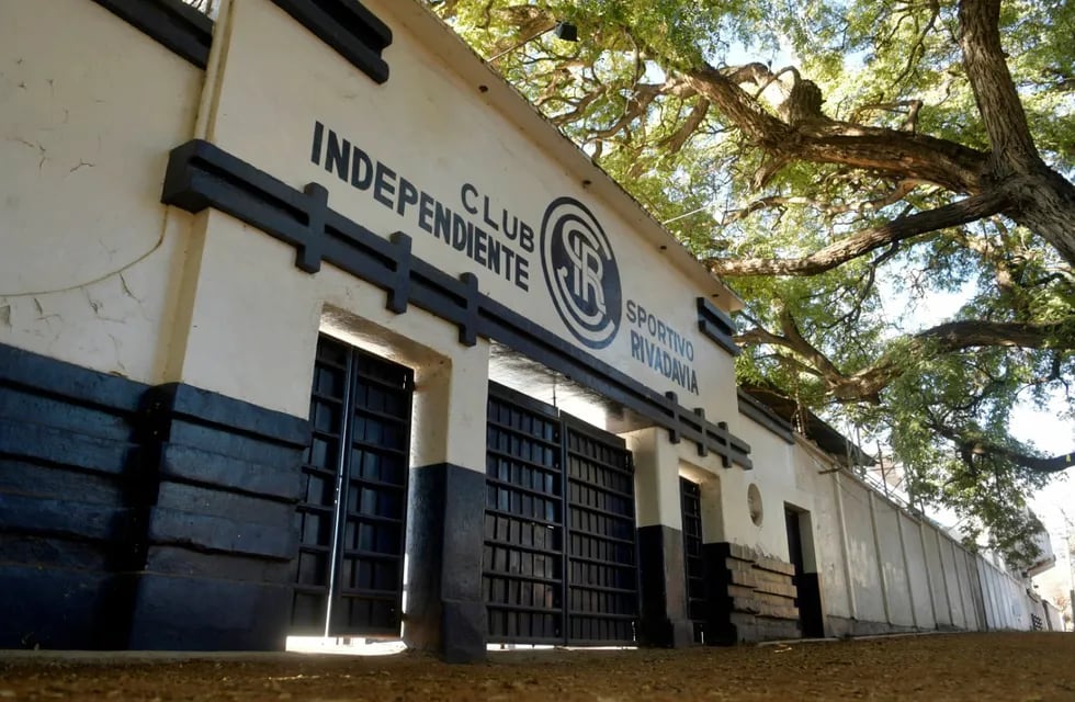 El tradicional portón del Bautista Gargantini, la casa de Independiente en el Parque General San Martín. / Orlando Pelichotti