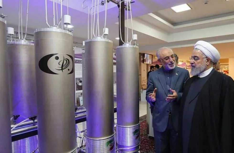 El líder supremo de Irán, ayatolá Alí Hoseiní Jamenei, cabeza de la clase dirigente clerical islámica, y fuente de emulación del chiismo, visita una planta de enriquecimiento de uranio.