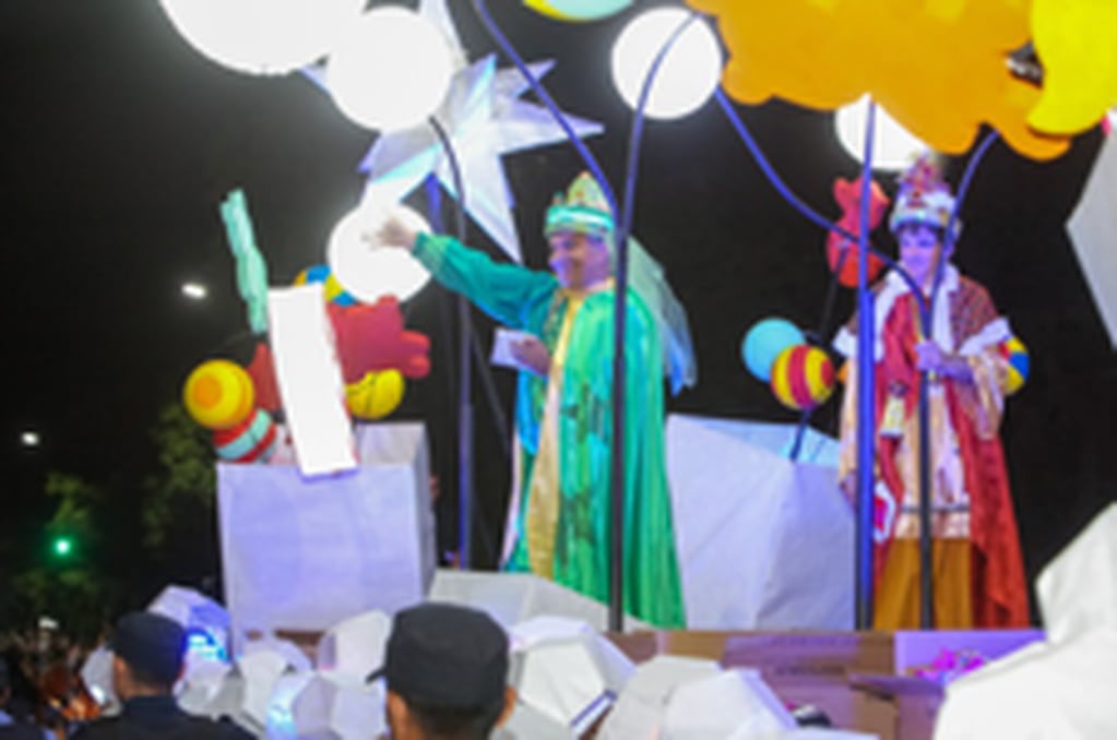 El personal de la bodega caracteriza a los tres Reyes Magos para alegría de los niños  y las familias de la ciudad.    
