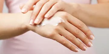 El uso constante de jabones, alcohol y otros desinfectantes afecta la piel de las manos más sensibles. Una guía sobre cómo cuidarlas. 