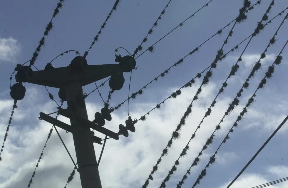 Descargaba tierra en Luján, el acoplado tocó cables de alta tensión y murió electrocutado