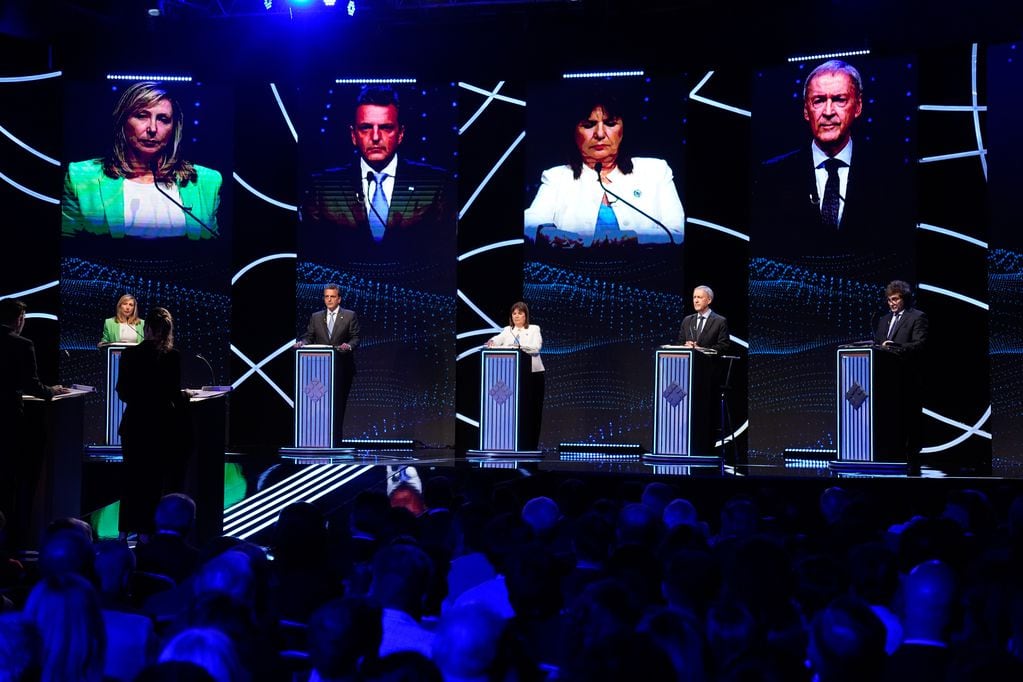 Los candidatos en el primer debate presidencial, en Santiago del Estero. (Clarín)