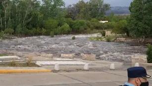 La creciente en el río Mina Clavero. (Bomberos de Mina Clavero)
