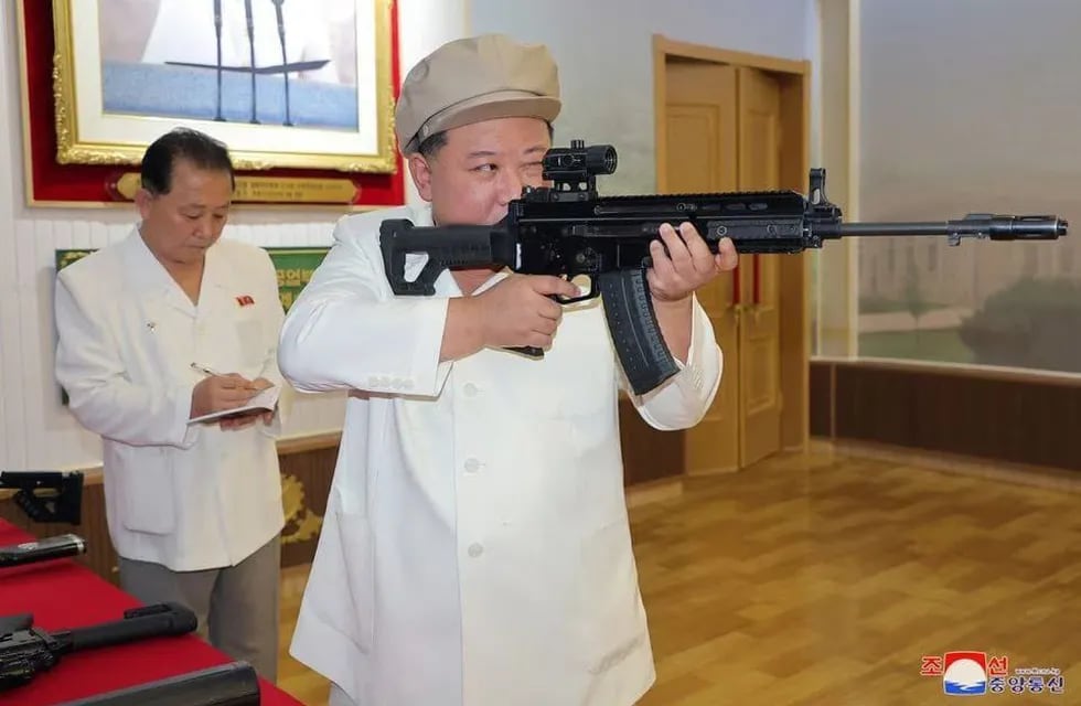 El líder norcoreano, Kim Jong-un, recorrió este fin de semana distintas fábricas de armas y se mostró probando varias de ellas.

Imagen difundida por la agencia estatal KCNA.