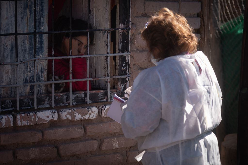 Por el aumento de casos positivos, son cada vez más intensos los operativos sanitarios en los barrios del Gran Mendoza.