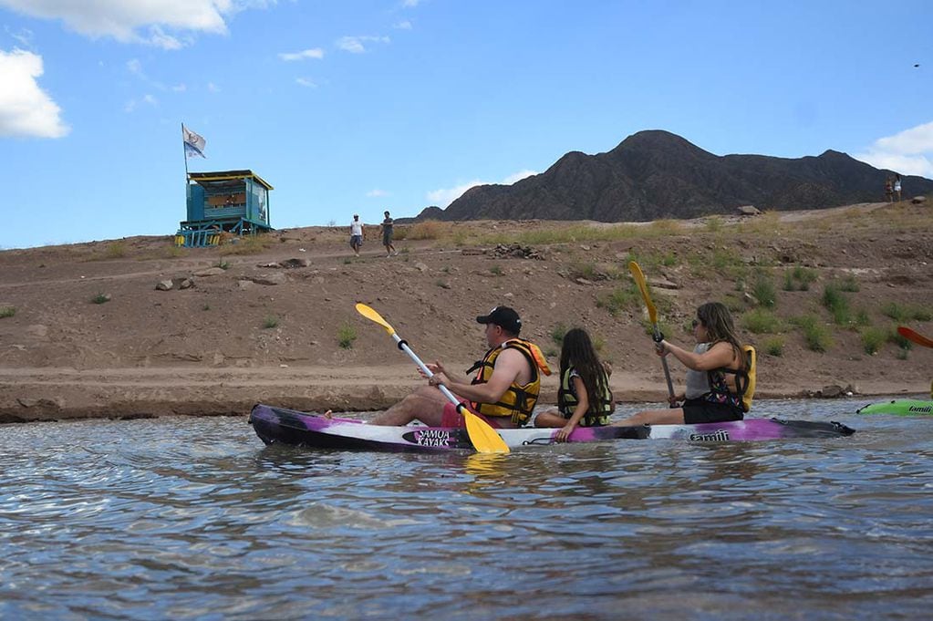 Turistas y mendocinos disfrutando a la orilla del Dique Potrerillos.