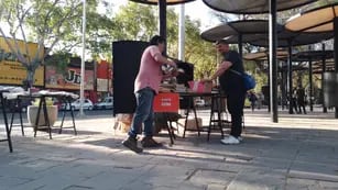 Roberto Mignani vende libros en la calle