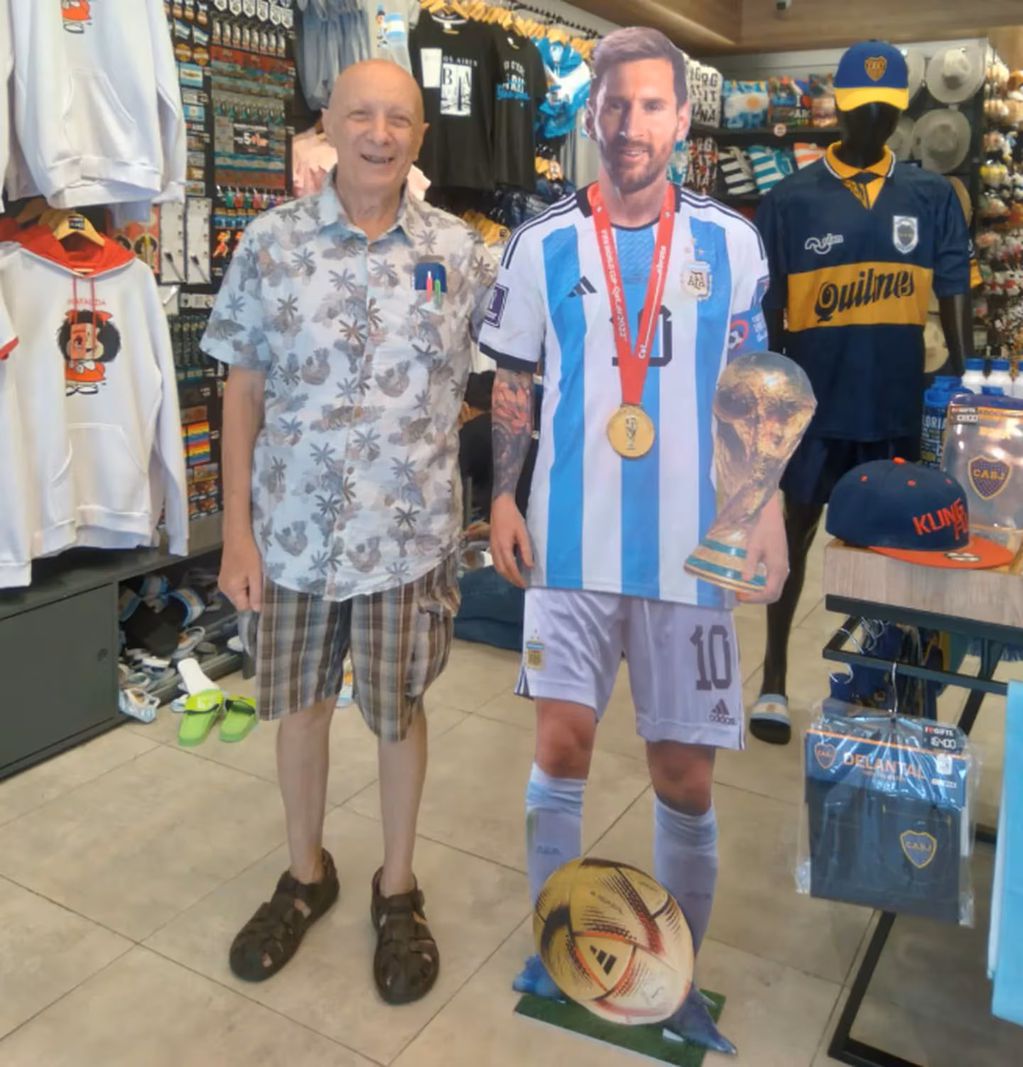 Jorge es hincha de Boca y se sacó una foto con Messi para promocionar sus clases: " “Me saqué una foto con Messi para que me haga propaganda”. Foto: Gentileza TN.