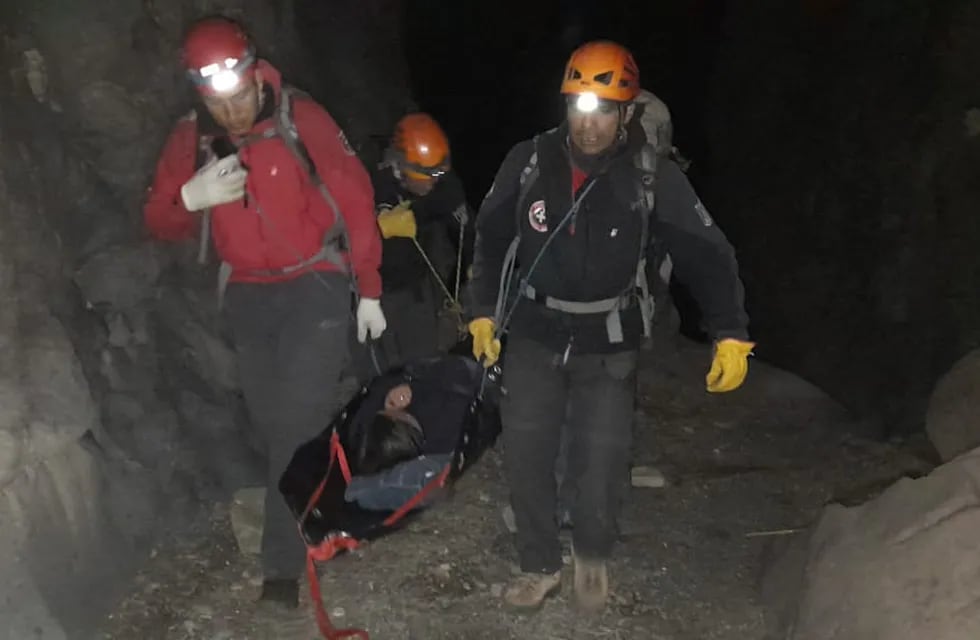 Una mujer se accidentó en la Quebrada de Isidris y tuvo que ser asistida por rescatistas. Foto Ministerio de Seguridad.