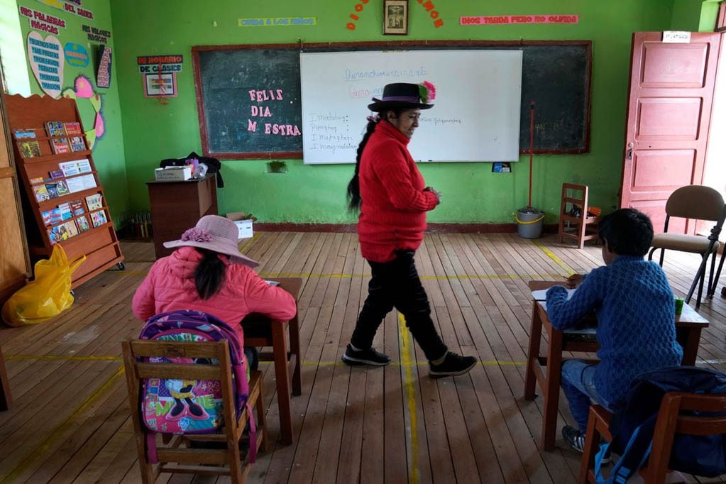 Alicia Cisneros enseña el idioma indígena quechua a estudiantes de primaria en una escuela pública en Licapa, Perú. (Foto AP / Martín Mejía)