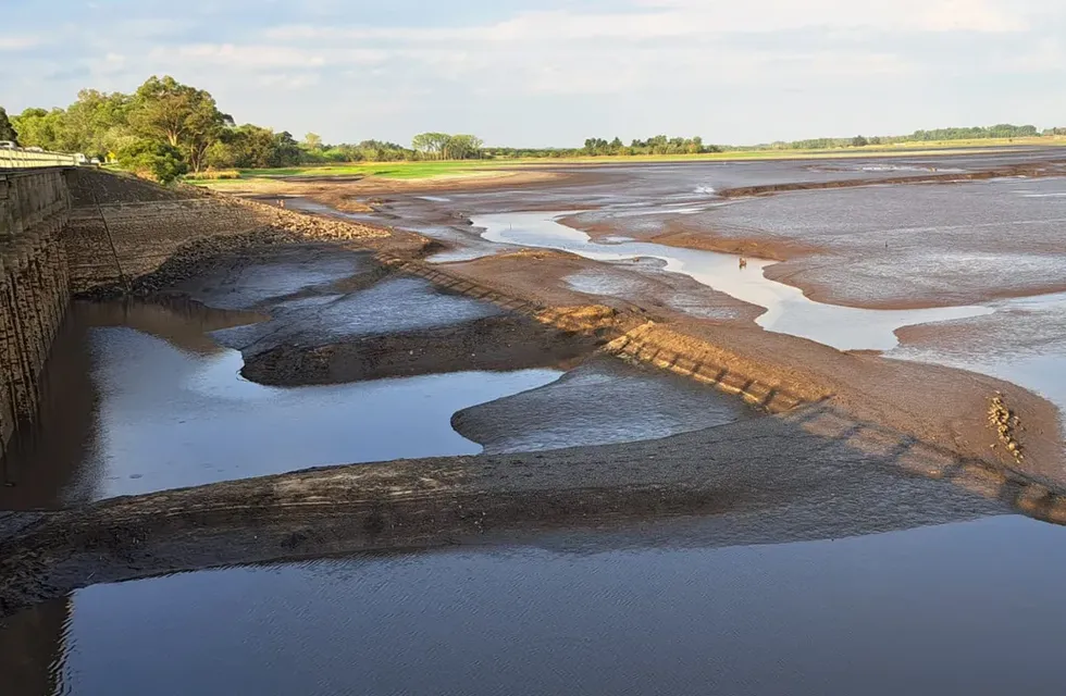 Embalse seco de Canelón Grande y del puente-presa al norte de Canelones, en el sur de Uruguay.