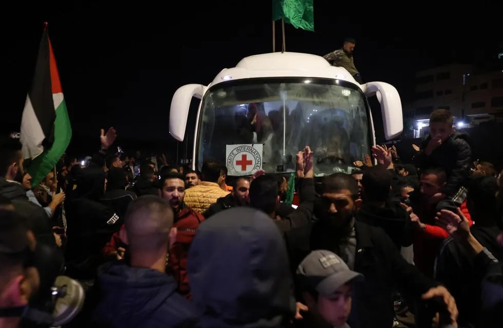 Con el correr de los días, la liberación de los rehenes israelíes por parte de los terroristas de Hamás y la Yihad Islámica se ha convertido en un creciente problema por causa de la hostilidad de los civiles palestinos, que impiden la circulación de los vehículos de la Cruz Roja y las ambulancias asignadas por el acuerdo.