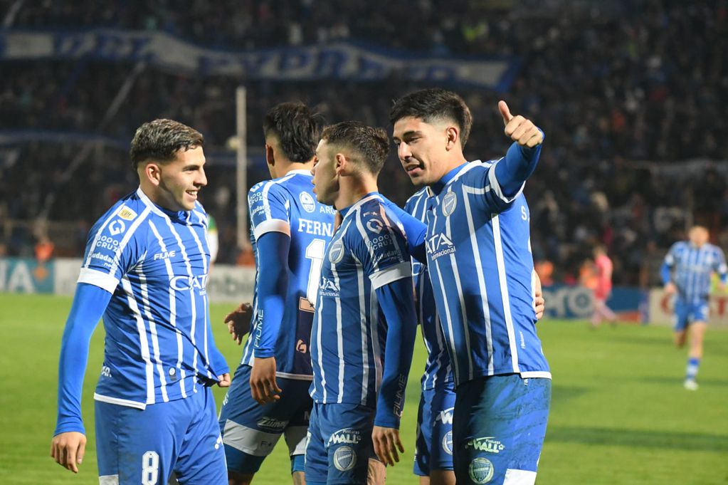 López Muñoz, Conechny y Rodríguez celebran el primer gol del Tomba en el Malvinas. / José Gutiérrez