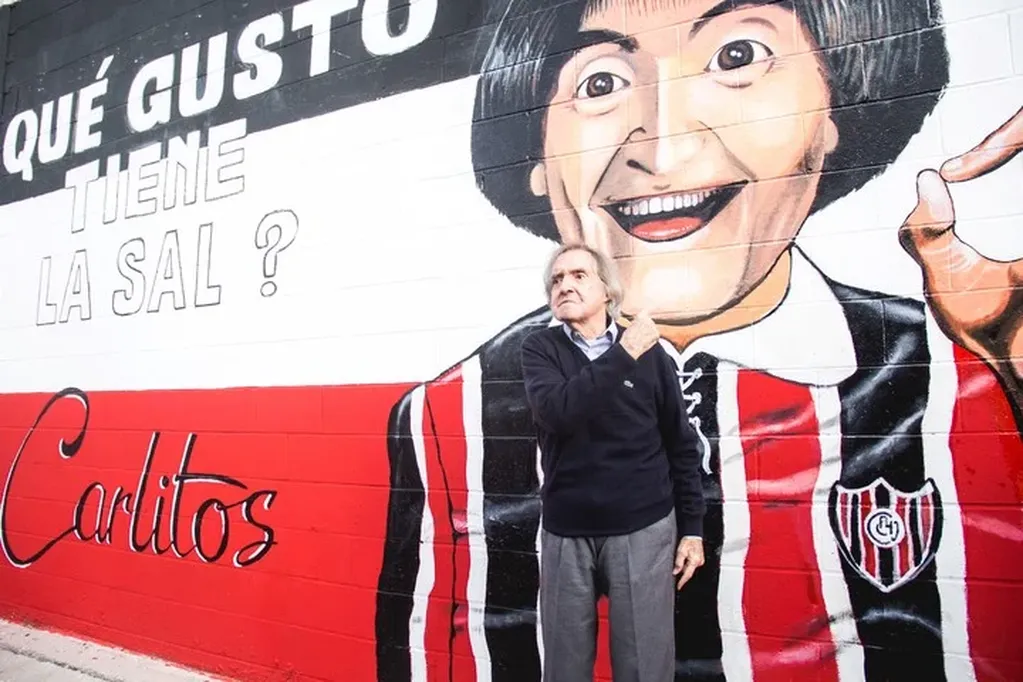 Carlitos Balá y el inmenso mural en su honor. / Prensa Chacarita Jrs. 