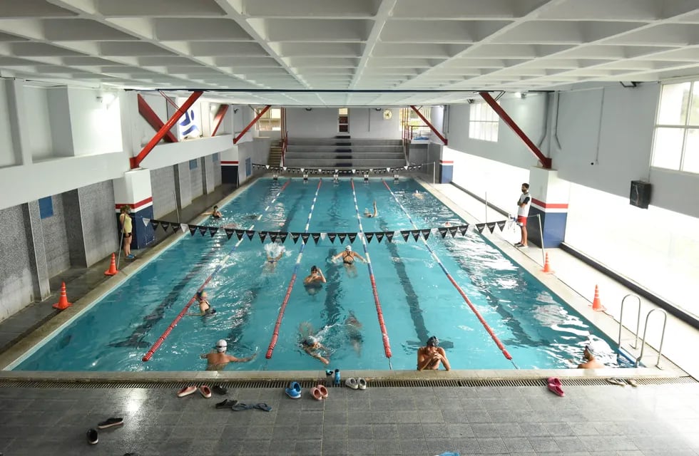 Preparativos. Las piscinas capitalinas tanto de los municipios como de los clubes estarán habilitadas para los alumnos de las escuelas de verano, no así en Las Heras y Luján. Foto: Mariana Villa / Los Andes.
