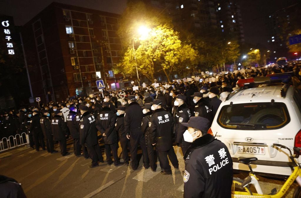 La policía china se enfrenta a manifestantes que protestan en Beijing contra las restricciones de Covid provocada por un incendio en Urumqi que mató a 10 personas