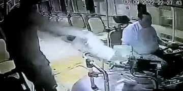 Video impactante: se subió a un colectivo, lo roció con combustible y lo prendió fuego con gente a bordo