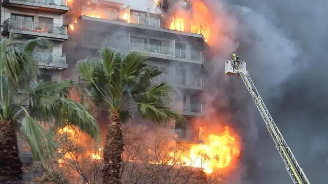 URGENTE: Incendio en un edificio en Valencia, rescatan a un padre y su hija, aún quedan vecinos atrapados