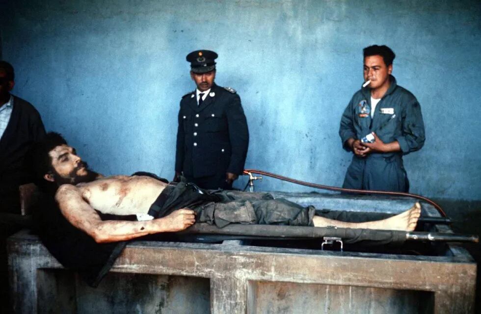 Fotos únicas del Che muerto se salvaron por un misionero