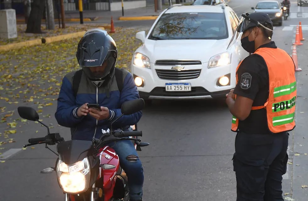 Control policial en Av. Vicente Zapata de Ciudad. Marcelo Rolland / Los Andes