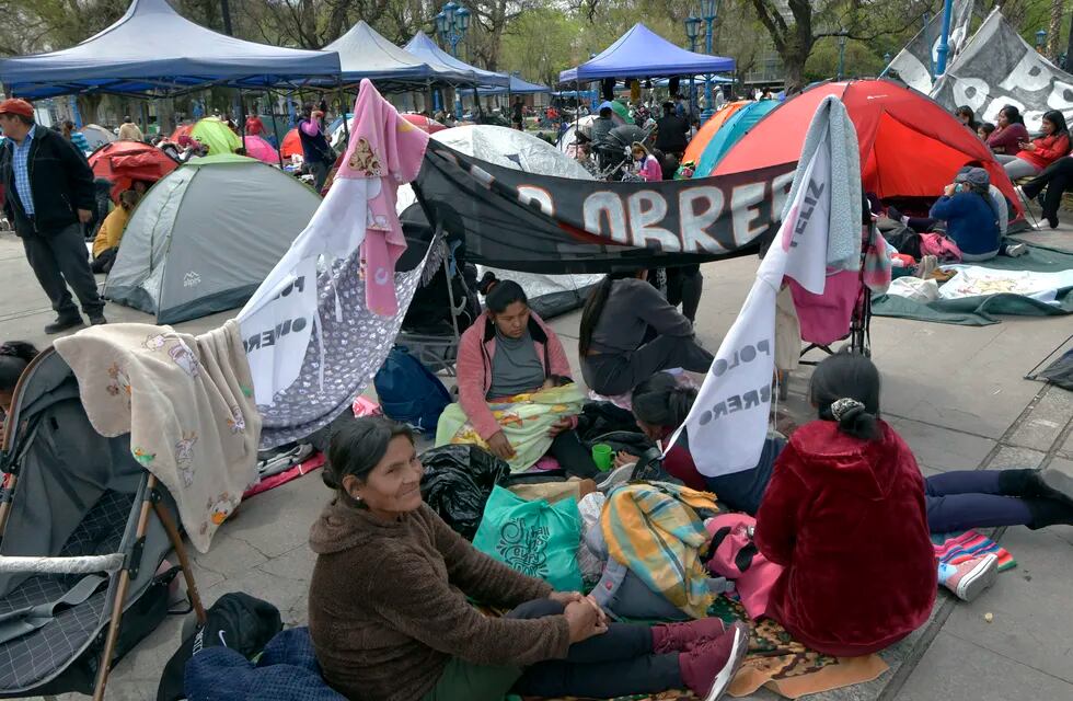 Cientos de manifestantes del Polo Obrero de Mendoza reclaman por aumentos en planes sociales y posibilidades de trabajo mientras acampan en la Plaza Independencia. A las 20 ya habían desalojado el espacio público. Foto: Orlando Pelichotti/ Los Andes