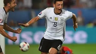  Mesut Özil grita su gol ante Italia.
