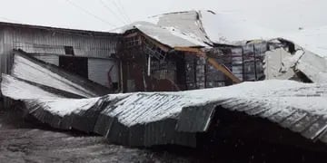 Por la nieve, se derrumbó el techo de una empresa en Luján y un hombre quedó atrapado. Foto: Ministerio de Seguridad de Mendoza.