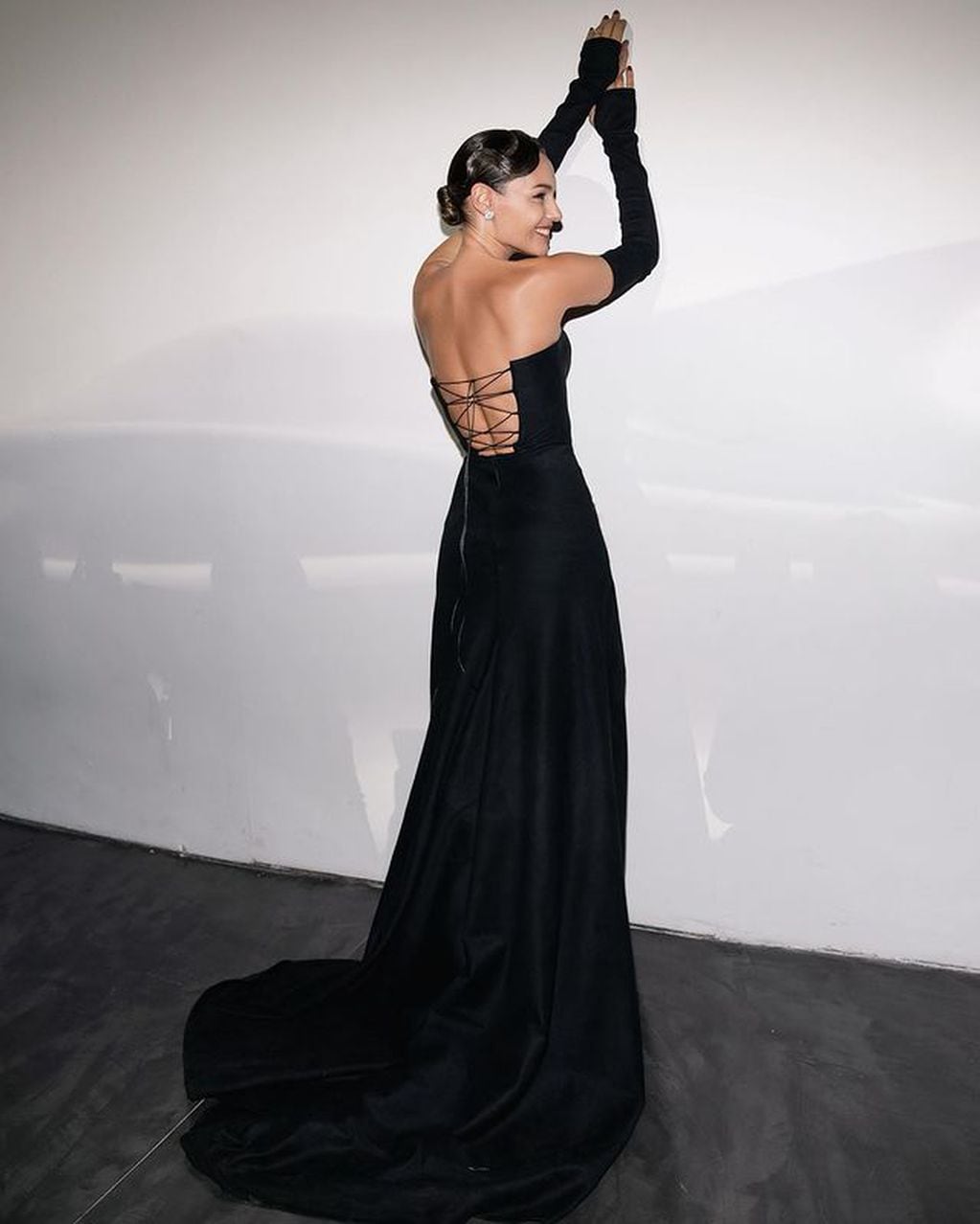 La modelo mostró toda su belleza con un imponente vestido negro con el que fue fotografiada / Foto: Instagram