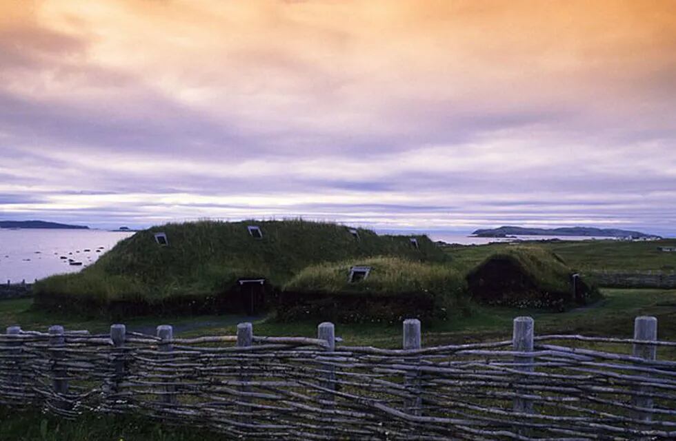 Parte de las ruinas supuestamente vikingas en L'anse aux Meadows, Canadá.