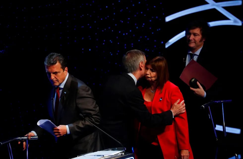 El saludo final entre los candidatos tras el debate. / Foto: Federico López Claro