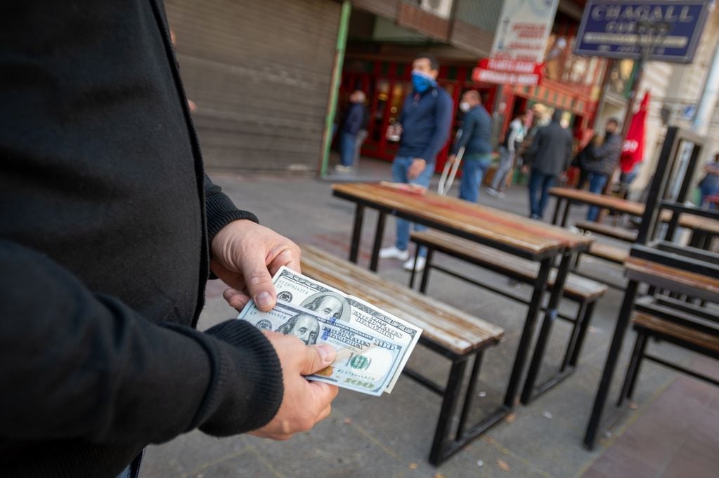Dolar Blue, arbolitos venden dólares en la calle San Martin frente a la Galeria Tonsa. Foto: Ignacio Blanco / Los Andes





