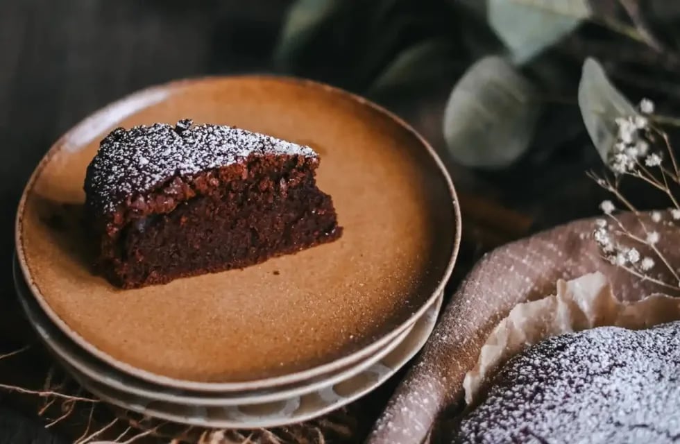 Sin harinas y con 3 ingredientes: esta es la receta de la torta de chocolate ideal para el mate.