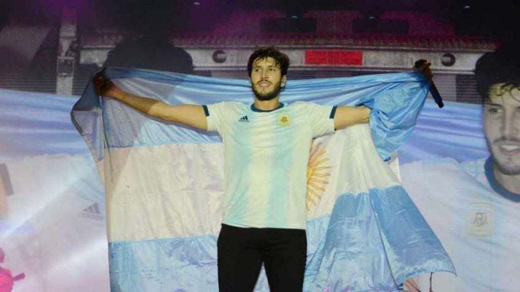 
Yatra terminó su show con la bandera de Argentina en sus hombros y luego la regaló.  | Gentileza Municipalidad de Rivadavia
   