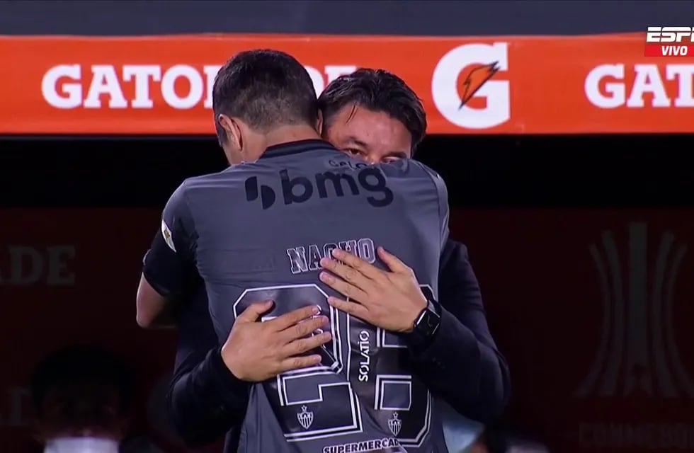 El mediocampista saludó con mucho afectó al Muñeco, su ex entrenador, antes del arranque entre River y Atlético Mineiro por los cuartos de final de la Copa Libertadores. / Gentileza.