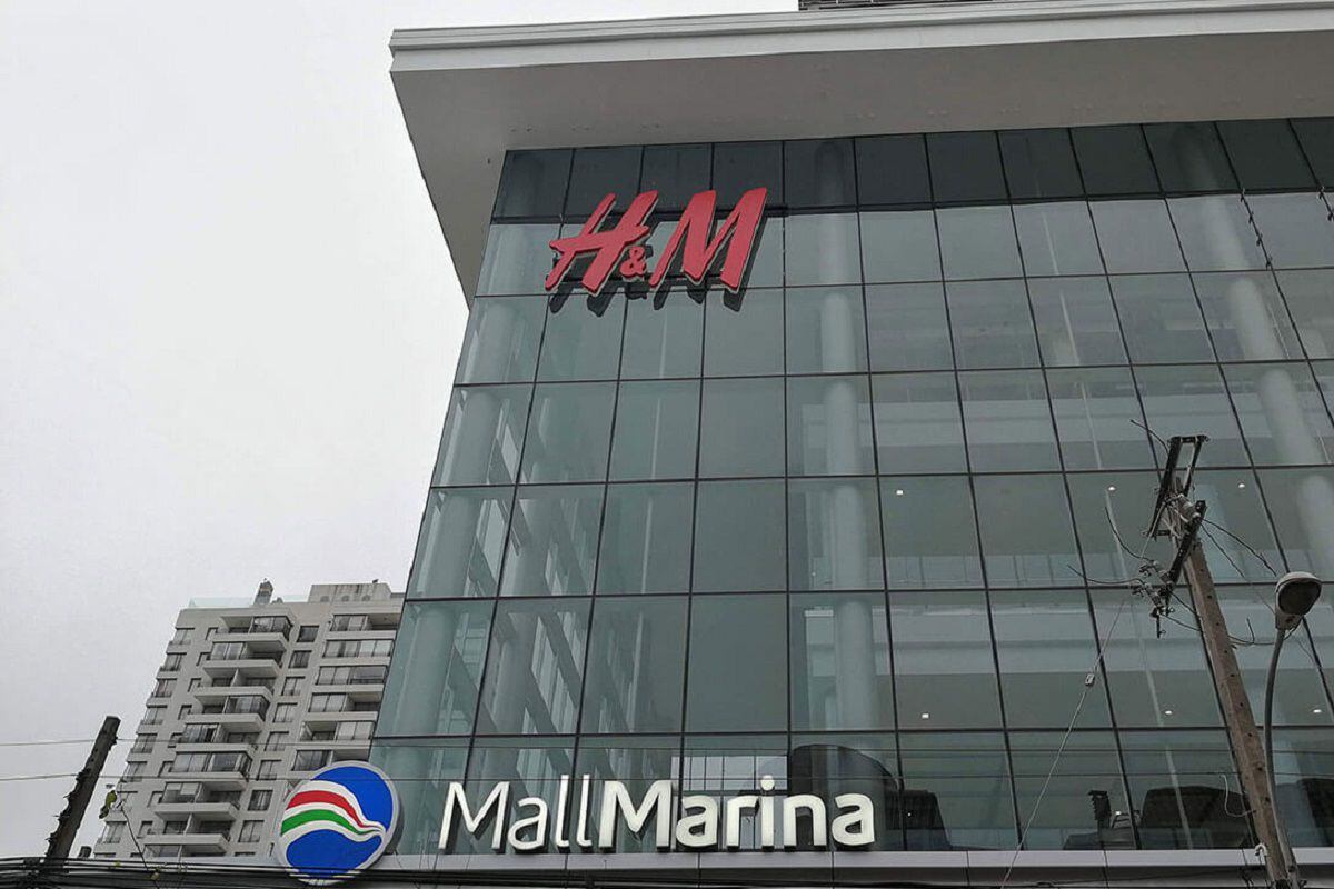 Tienda H&M; en el mall Marina Arauco de Viña del Mar, Chile (Web)