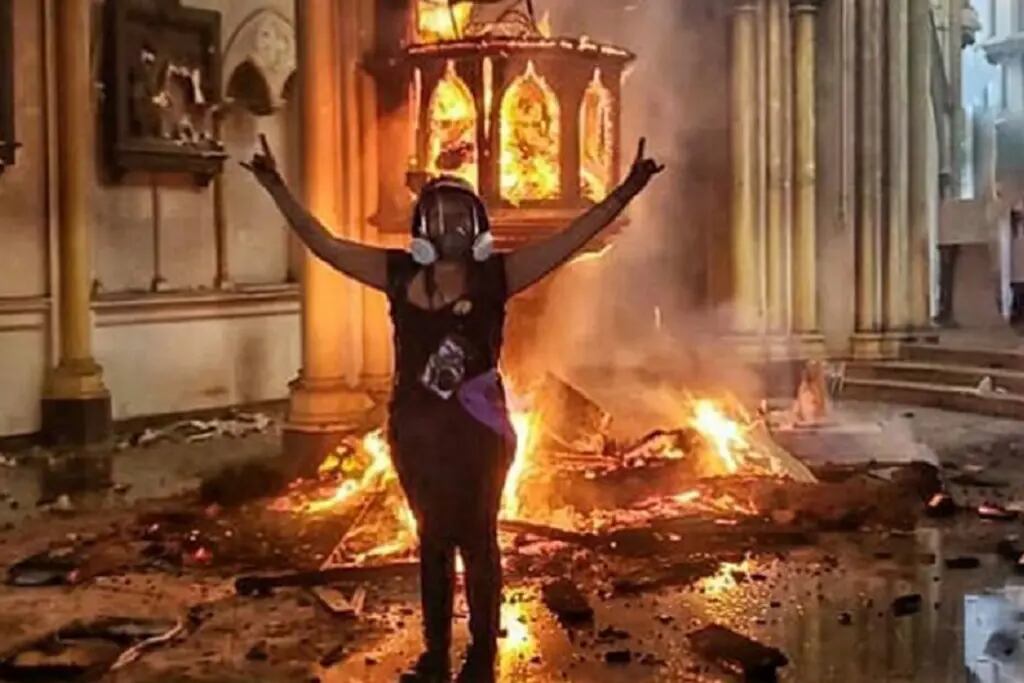 Joven publica foto celebrando incendio en iglesia de Carabineros (Santiago de Chile)
