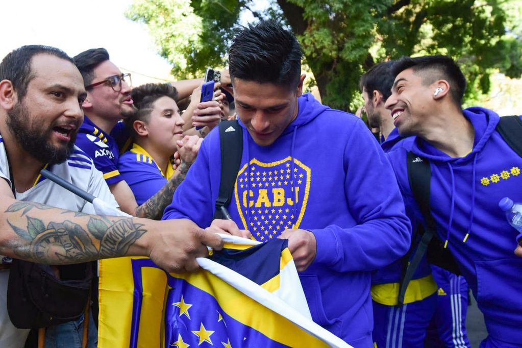 Los jugadores de Boca estuvieron muy atentos y amables con los hinchas mendocinos / Mariana Villa (Los Andes).