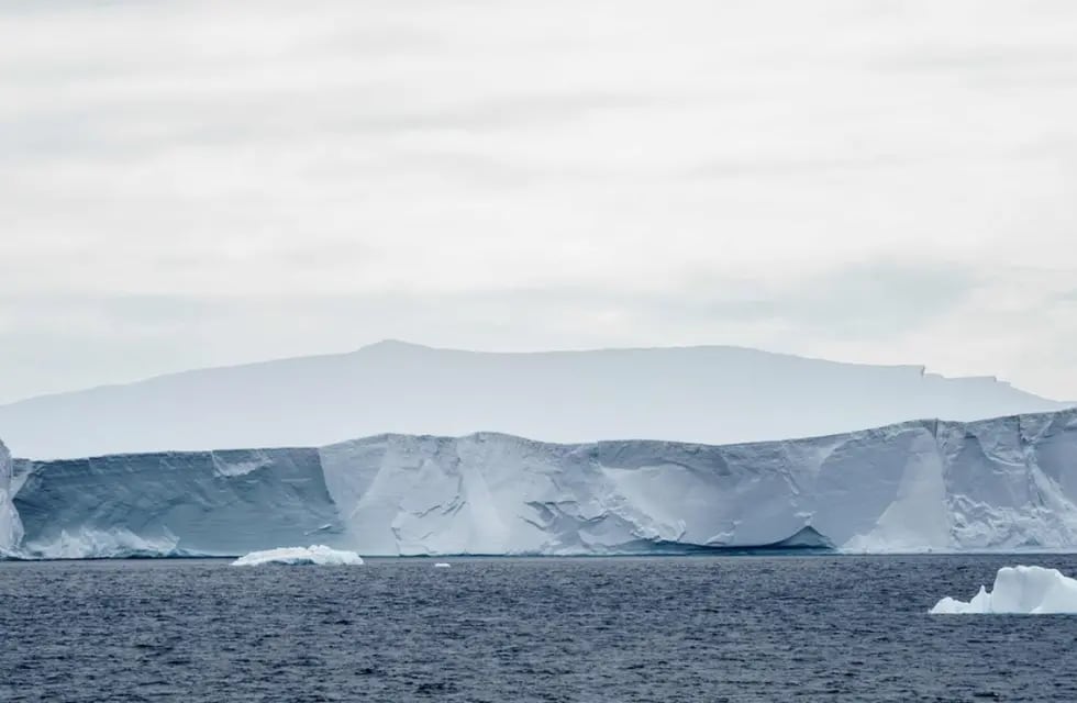 El iceberg A23a se desplaza tras 30 años atrapado en el fondo del océano. Foto: Clarín