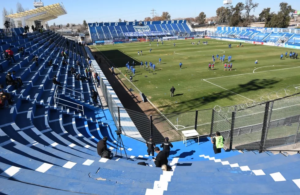 Estadios como el Feliciano Gambarte de Godoy Cruz Antonio Tomba podrá tener hasta 30% de aforo de público. Foto: José Gutiérrez / Los Andes