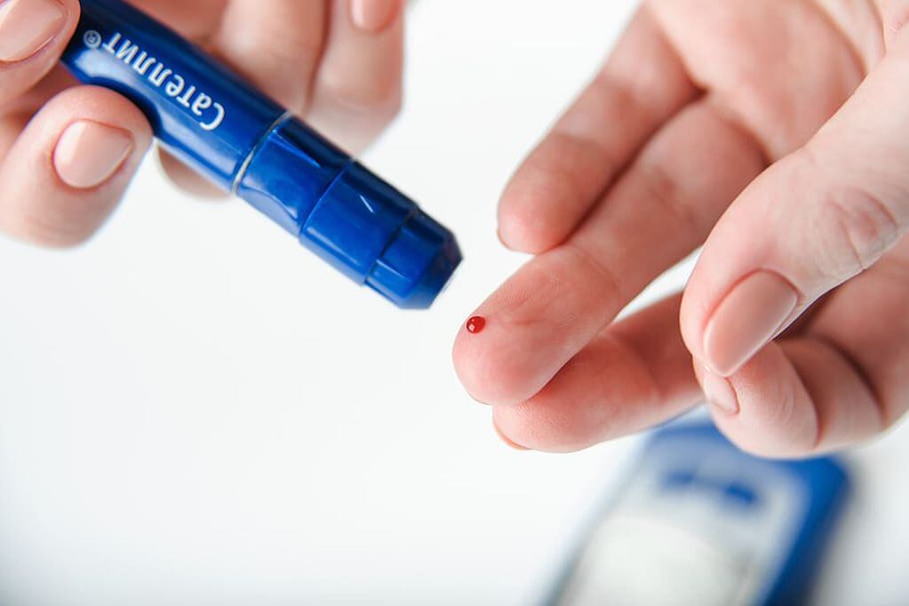 La prueba rápida de diabetes se realiza con solo un pinchazo en el dedo.