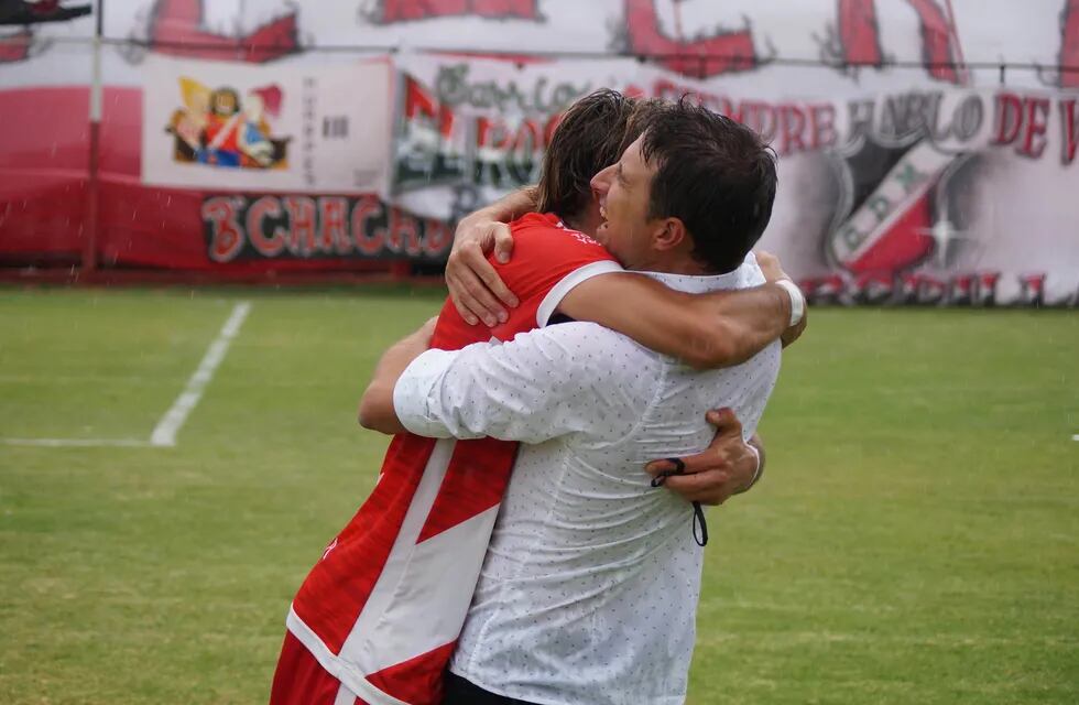 Luciano Theiler, DT del Cruzado, abraza a uno de sus jugadores. El Deportivo Maipú consiguió el ascenso a la Primera Nacional. / Nicolás Rios