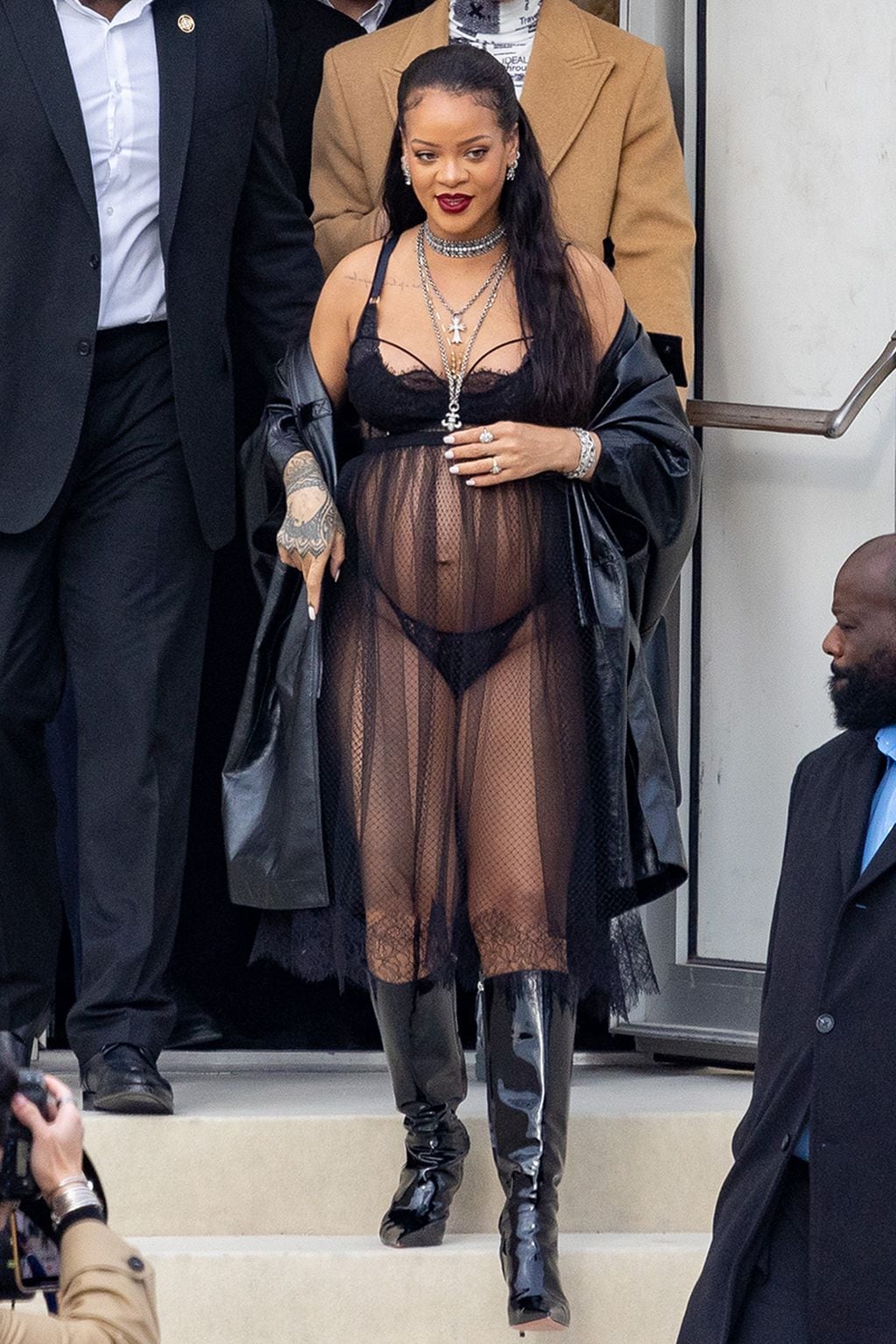 Rihanna sorprende con un outfit lencero de Dior.