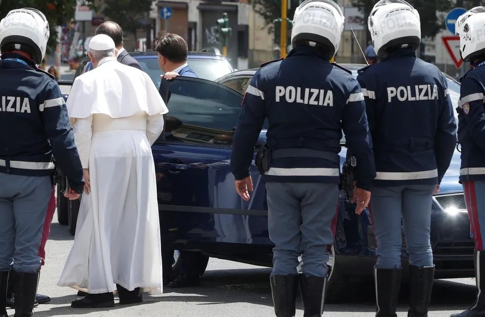 Los Carabineros de la provincia italiana de Milán interceptaron una carta dirigida al papa Francisco con tres balas. / Foto: AP.