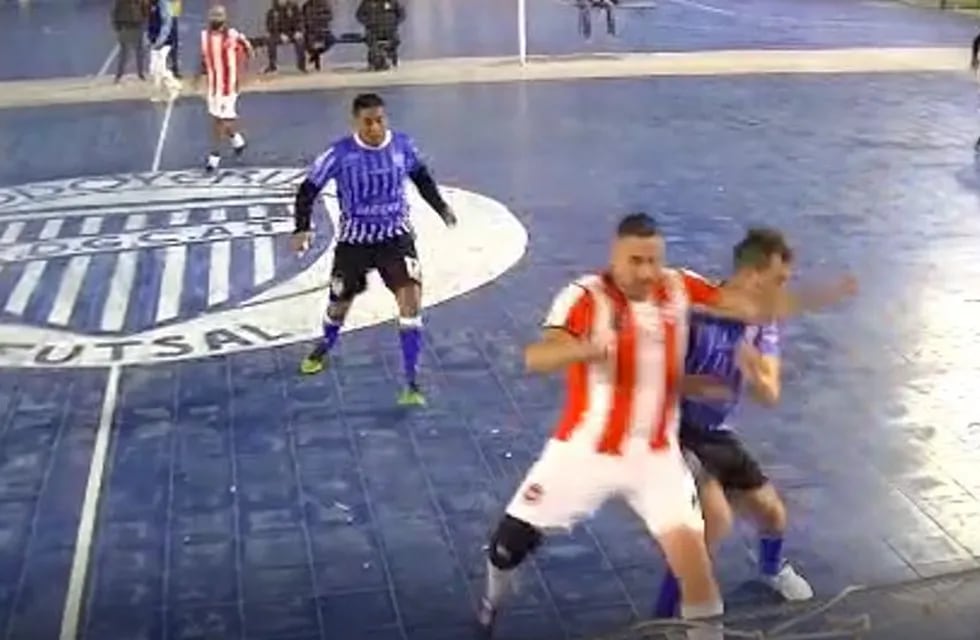 El momento en que el jugador de San Martín agrede con un codazo al de Godoy Cruz. / captura de video